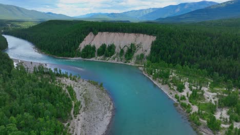 tranquilas aguas azules del río north fork flathead con un denso bosque en montana