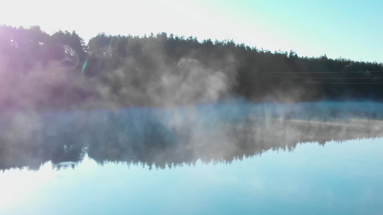 안개 낀 호수 앞 숲 위로 일출 - 패닝 샷, 59