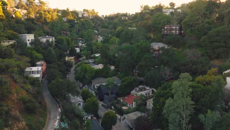 Drohnenaufnahmen-Von-Laurel-Canyon,-Einem-Historischen-Viertel-In-Los-Angeles,-Kalifornien,-Wunderschöne-Häuser-Inmitten-Grüner-Berge-Mit-Geschäften-Und-Straßen-Darunter