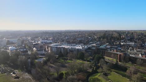 centro de la ciudad de obispo stortford y castillo hertfordshire reino unido aéreo creciente drone 4k