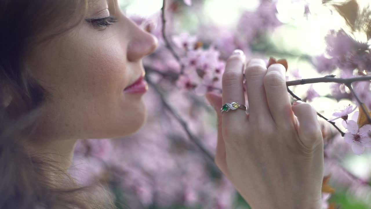 Ragazza che annusa romanticamente fiori primaverili.