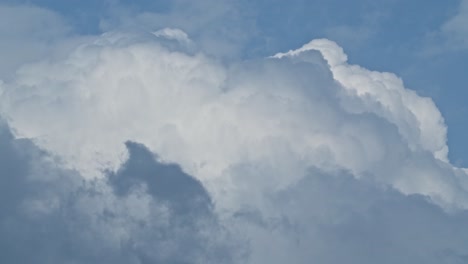 lentas nubes en movimiento en tiempo real durante el día, soleado 4k
