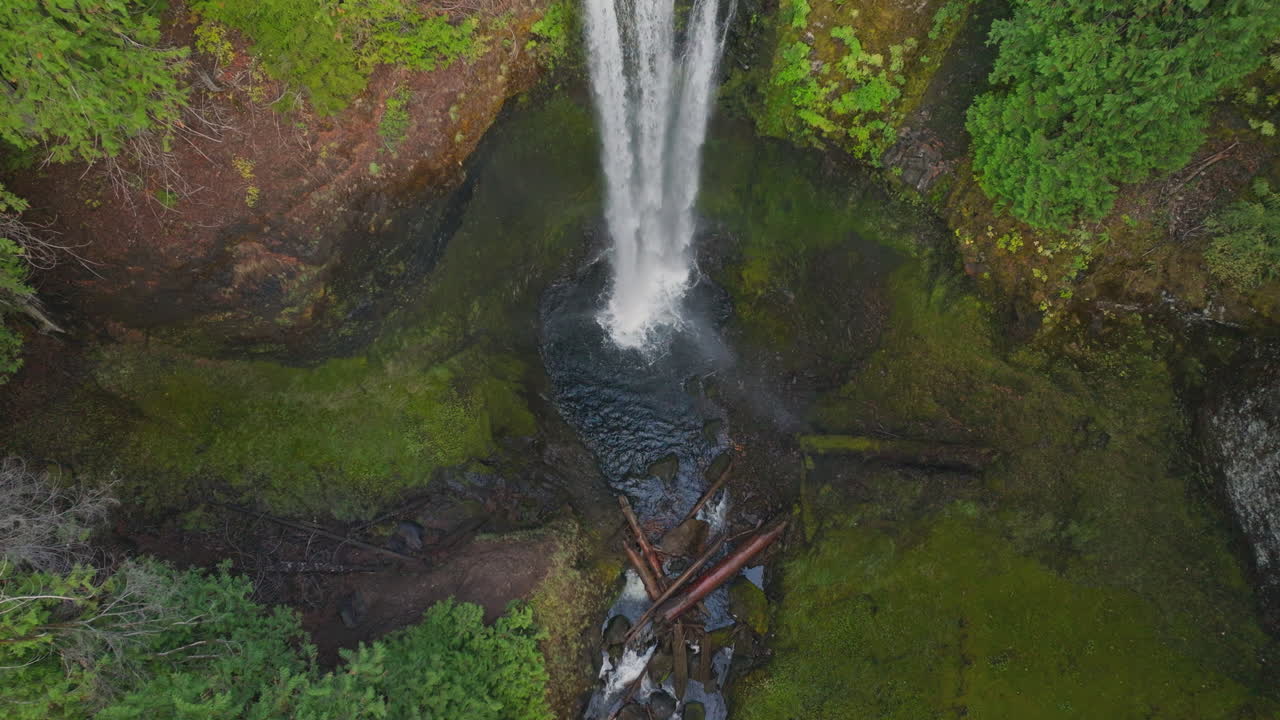 vista aérea de una majestuosa cascada en un bosque exuberante