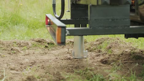 muestreo del suelo. un vehículo con equipos especiales recoge muestras de suelo para su análisis. muestreo de suelo pastos de alta precipitación. examen del suelo