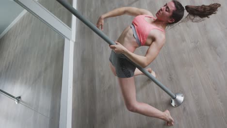 Kaukasische-Frau-Beim-Pole-Dance