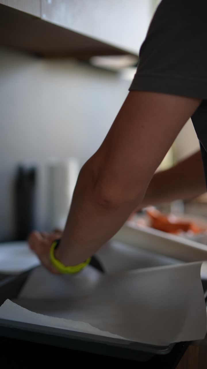 la preparación de una hoja de hornear