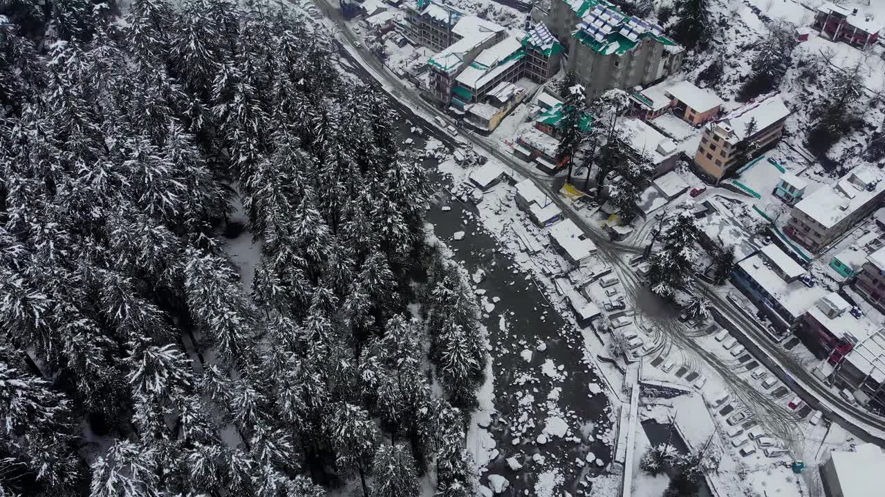 4k에서 드론으로 촬영한 겨울철 폭설 직후 눈으로 뒤덮인 올드 마날리 마을의 공중 플라이바이 샷