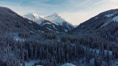 Drone-Volando-Hacia-Una-Gran-Montaña-Con-Mucha-Nieve-En-Los-árboles