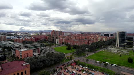 Desde-Las-Coloridas-Fachadas-De-Los-Edificios-Adornadas-Con-Vibrantes-Murales-Hasta-Los-Animados-Mercados-Repletos-De-Lugareños-Y-Turistas,-Cada-Rincón-Rezuma-Un-Encanto-Y-Carácter-únicos.