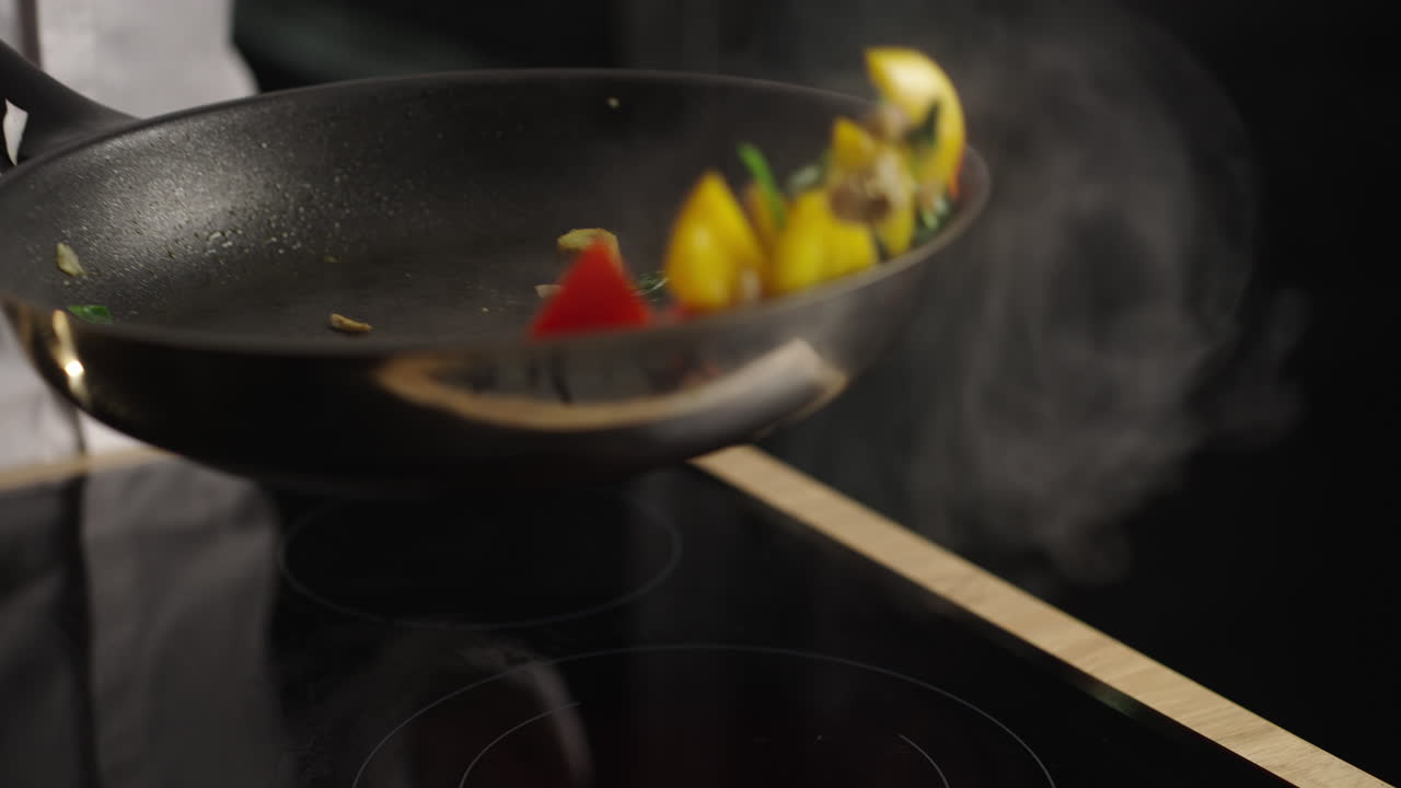 cocinar verduras en una sartén