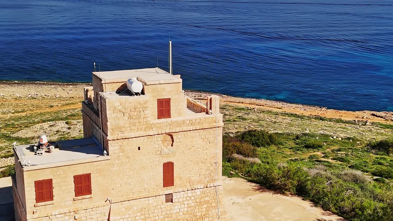 Edificio storico con vista sul mare a Malta con cielo sereno