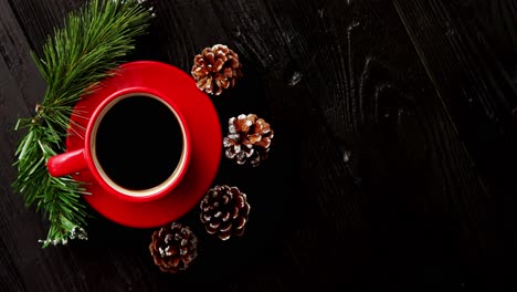taza de café y piñas