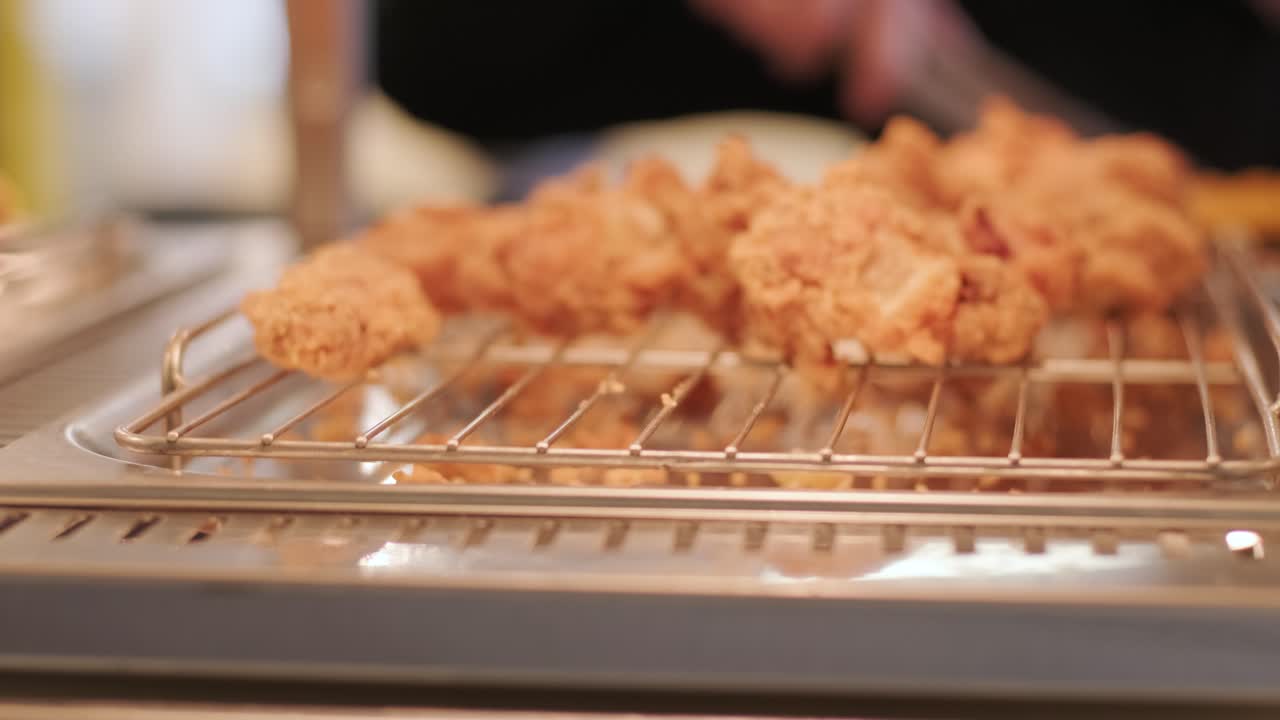 요리사는 카운터에서 고기 어리를 가져옵니다.