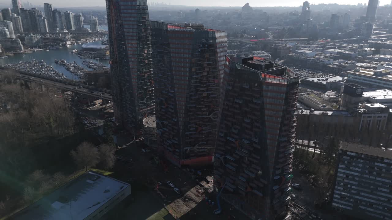 Edificios torre del Proyecto de Desarrollo Senakw durante su construcción en el centro de Vancouver, Canadá. - toma aérea