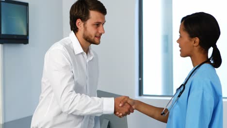 el médico y el paciente se dan la mano en la clínica.