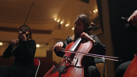 Streichinstrumente-Im-Symphonieorchester-Cellist-Und-Violinist-Spielen-Auf-Der-Bühne-Der-Philharmonie