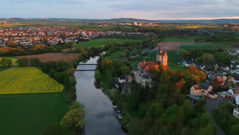 Wunderschöner-Drohnenflug-über-Die-Bayerische-Landschaft-Und-Die-Alte-Kirche-In-Der-Nähe-Des-Traditionellen-Dorfes