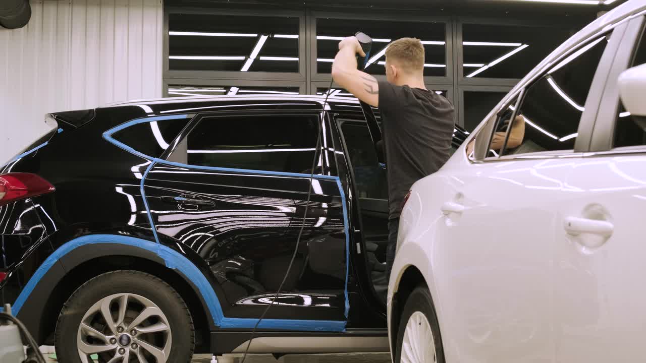 비닐 폴리우레탄 테이프로 자동차를 는 사람. 자동차를위한 필름. 자동차에 스티커 보호 필름