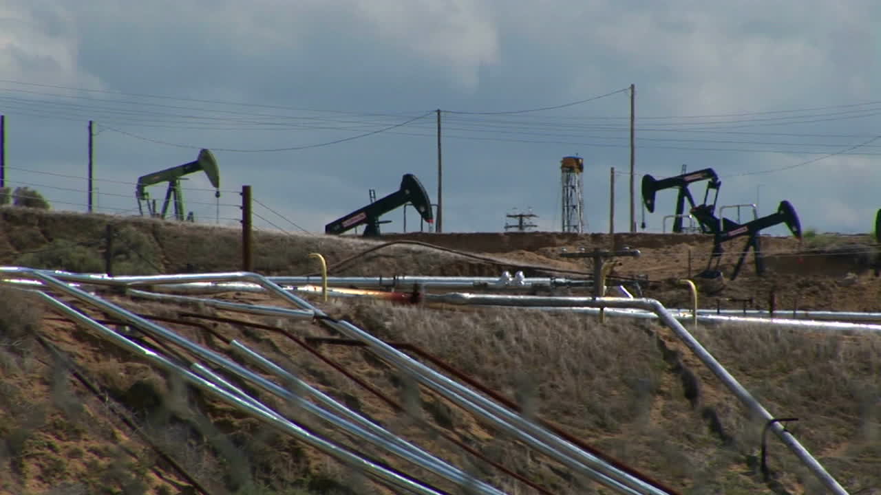 las bombas de aceite operan en un campo petrolero.