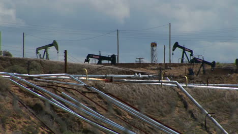 las bombas de aceite operan en un campo petrolero.