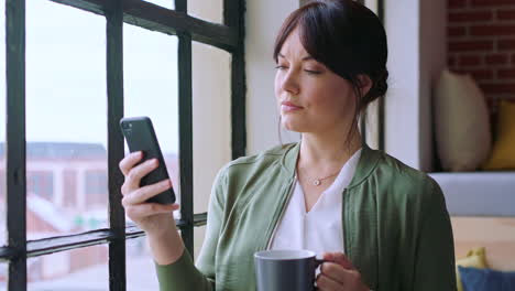 teléfono, café y mujer de negocios en la oficina