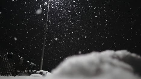 Tiro-De-ángulo-Bajo-De-Fuertes-Nevadas-En-La-Noche-Con-Linterna-De-Iluminación-Al-Aire-Libre-En-La-Naturaleza