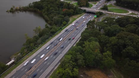 Eine-Luftaufnahme-Einer-Autobahn-An-Einem-Bewölkten-Tag,-Die-Bewegungsunschärfe-Der-Vorbeifahrenden-Fahrzeuge-Zeigt