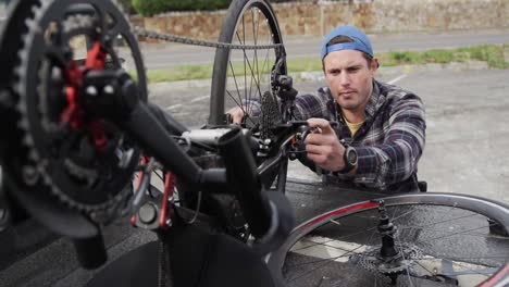 Hombre-Discapacitado-Ensamblando-Piezas-De-Una-Bicicleta.