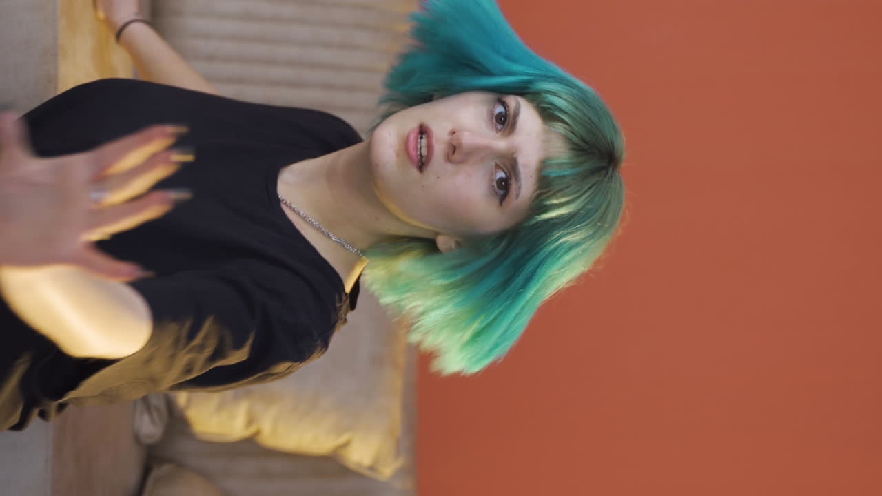 누군가가 오고 있다고 생각하는 정신병을  ⁇ 고 있는 젊은 여성의 수직 비디오입니다.