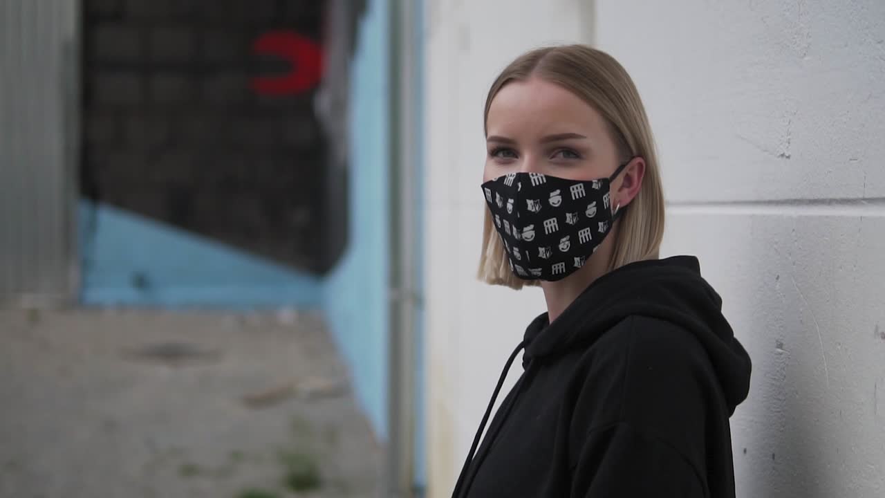 얼굴 마스크를 입은 금발 소녀