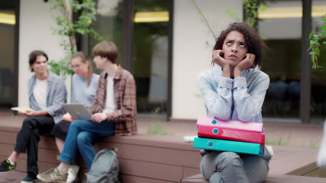 una chica afroamericana en el campus de la universidad.