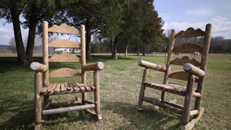 silla de balanceo en una granja