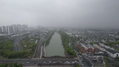 el canal de suzhou y el puente pingmen en jiangsu, china