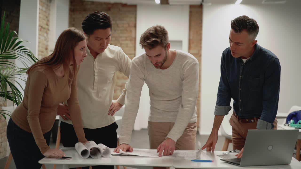 새로운 회사 프로젝트를 논의하는 다민족 팀워크. 젊은 사업가 남녀의 모임