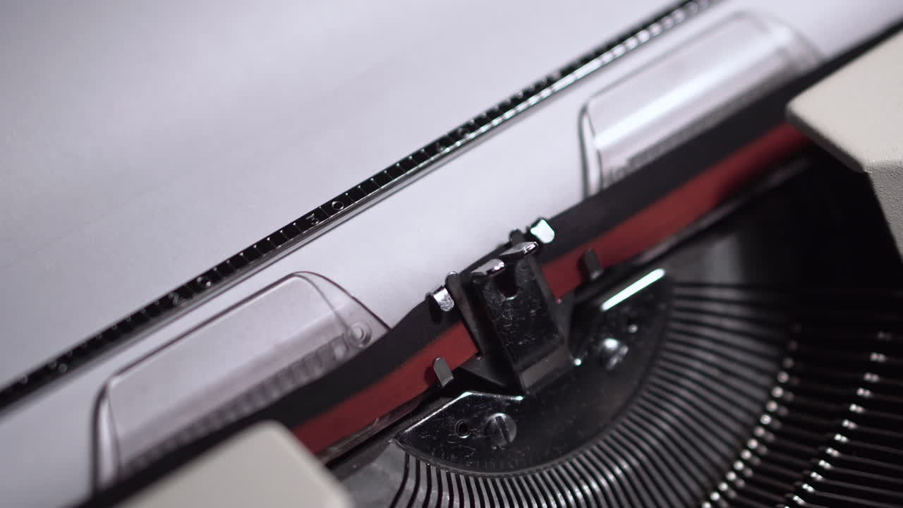 Anno 1944, dattilografia su macchina da scrivere d'epoca, inizio della stesura di una sceneggiatura, un romanzo o un'autobiografia