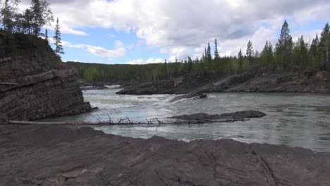 El-Río-Liard-Corre-A-Través-De-Planos-De-Lecho-Rocoso-En-ángulo-En-El-Cañón-De-Remolinos