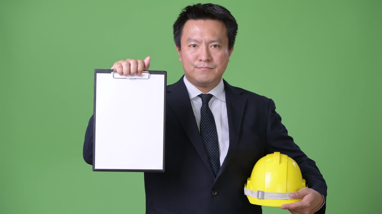 녹색 배경에 성숙한 일본 사업가