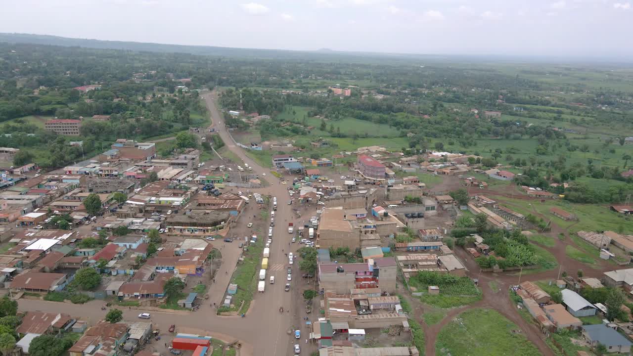 케냐 로이토키톡 마을의 오래된 구조물과 주택이 있는 시골 풍경 - 공중 드론 샷