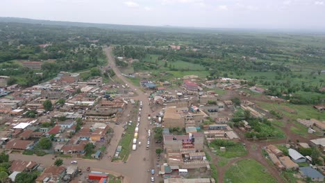 Paisaje-Rural-Con-Estructuras-Antiguas-Y-Casas-En-La-Ciudad-De-Loitokitok,-Kenia---Toma-Aérea-De-Drones