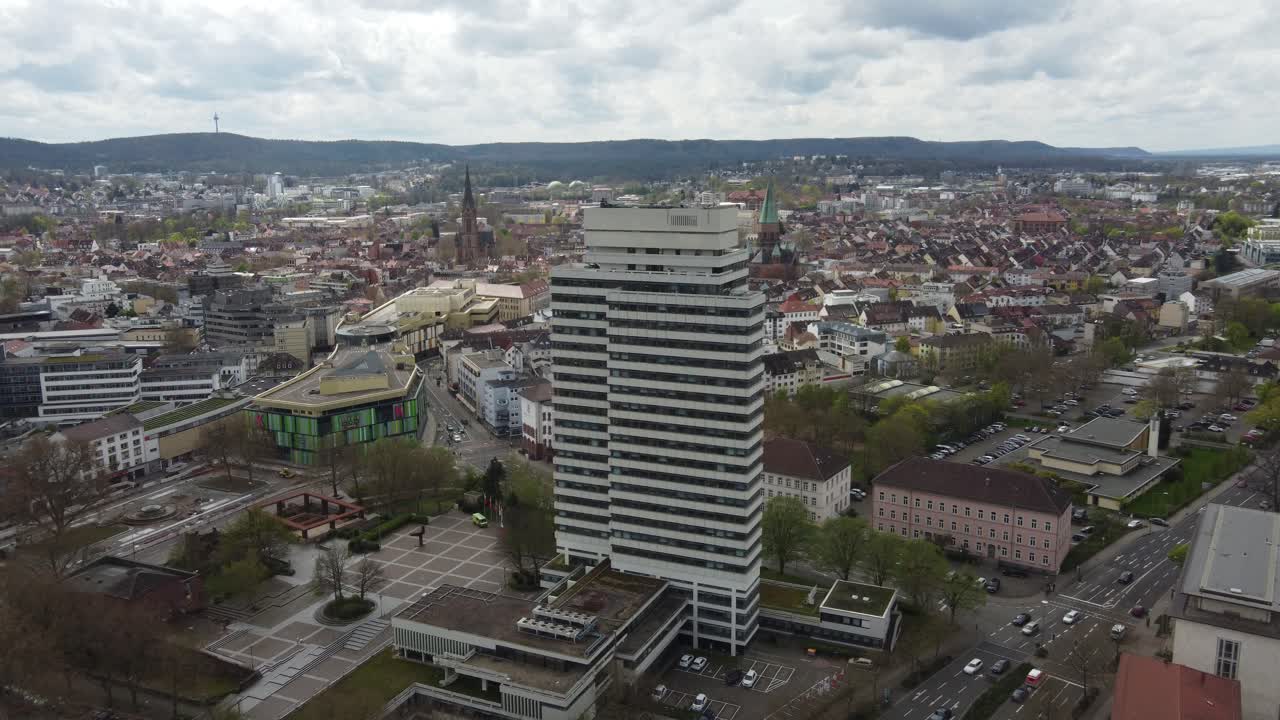 paisaje aéreo del centro de la ciudad de kaiserslautern tráfico de la ciudad con su ayuntamiento y centro comercial, alemania