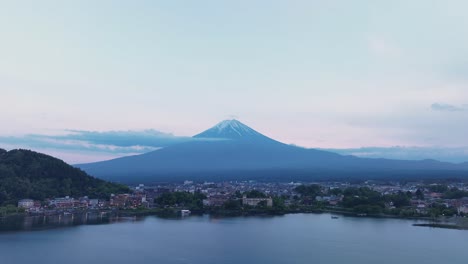 el lago kawaguchi y el área residencial de la montaña fuji por la noche, japón