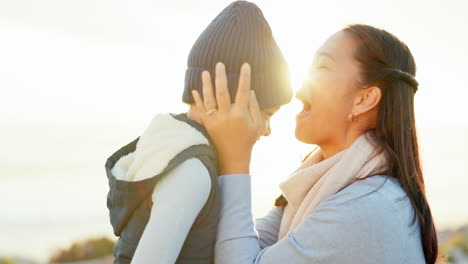 besos, cuidados y una madre con un niño en la naturaleza