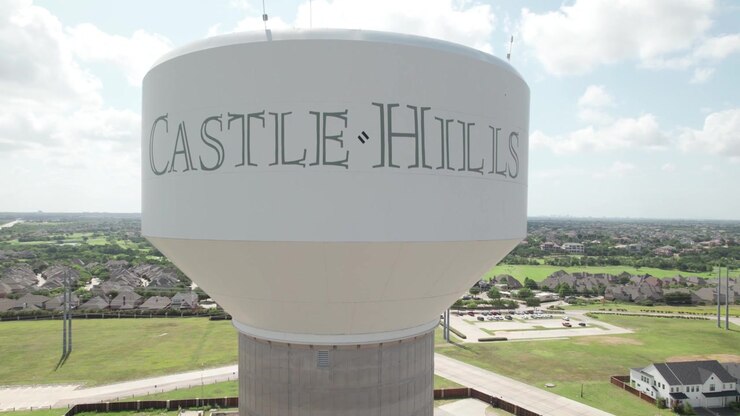 Video aereo della Torre dell'Acqua di Castle Hills a Castle Hills, Texas. La telecamera si alza