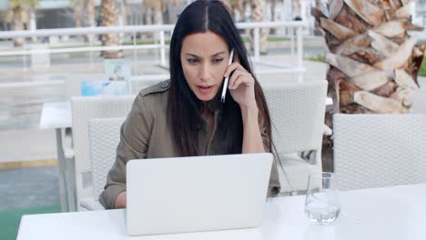 joven mujer de negocios trabajando en un café al aire libre