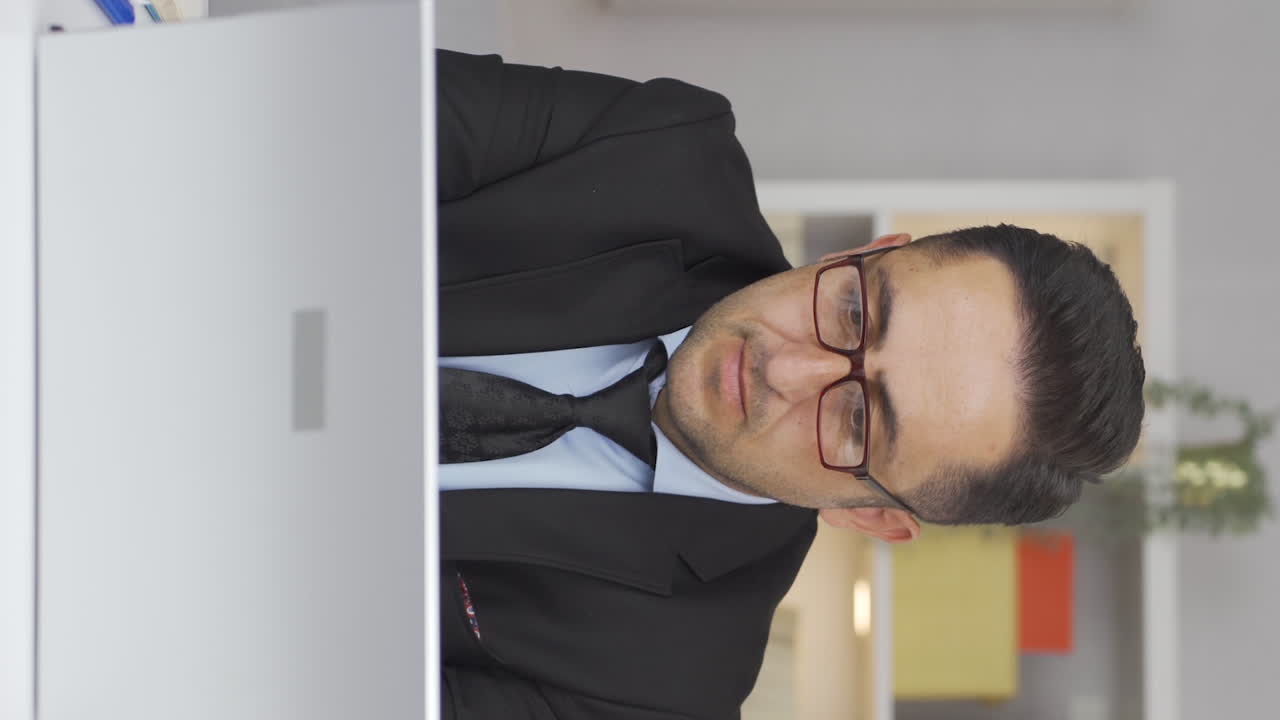 vídeo vertical de un trabajador de oficina en casa centrado en el pensamiento.