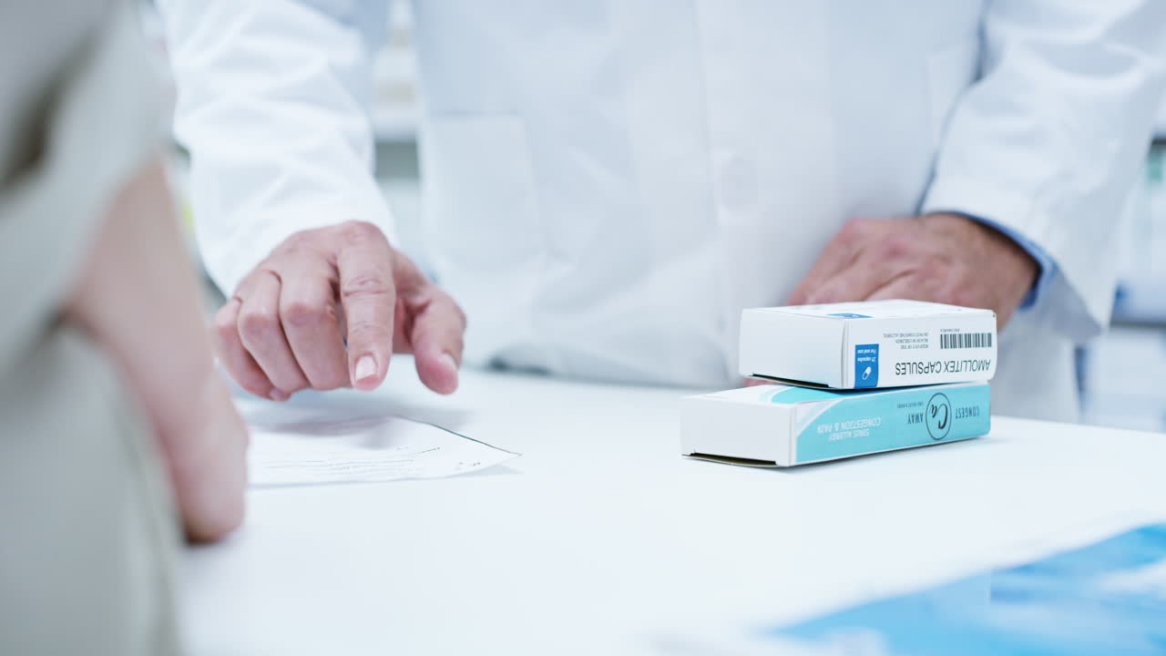 약사가 환자와 약을 논의하는 것