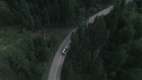 Un-Vanlifer-Viajando-Por-Un-Camino-De-Tierra-Hacia-Las-Montañas