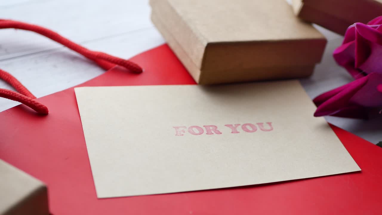 장미와 카드와 함께