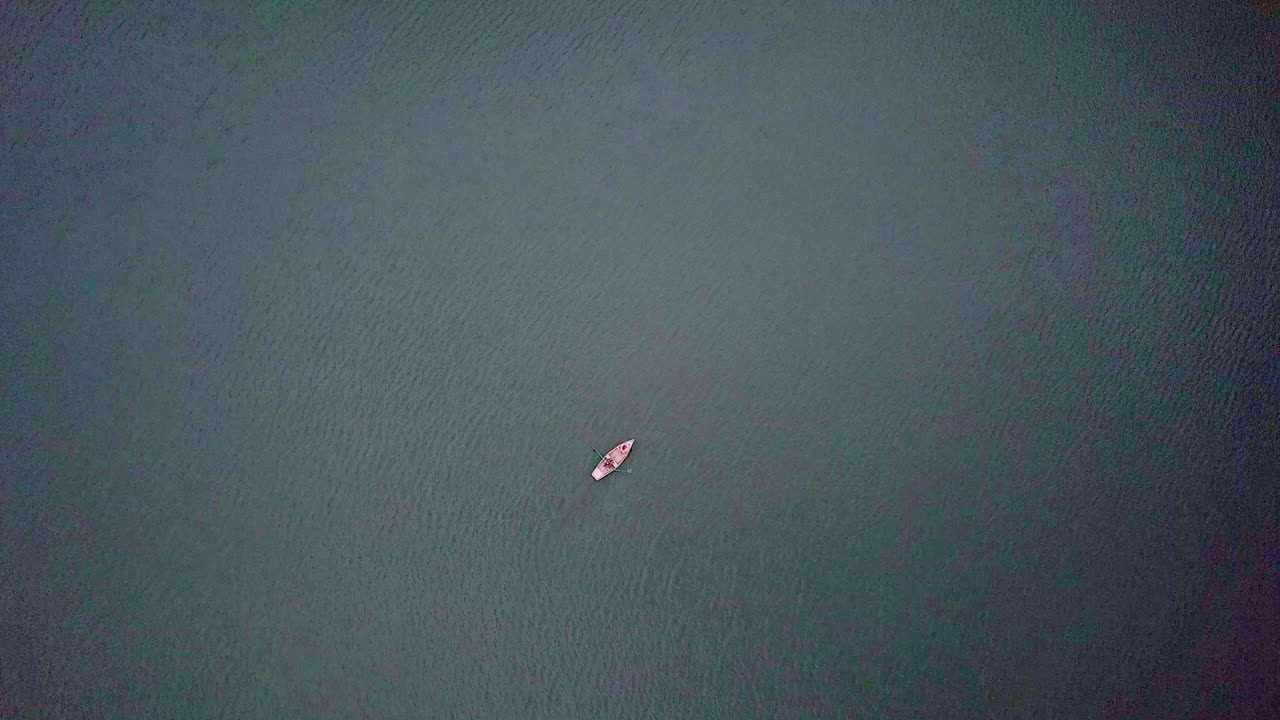 un kayak en un lago tranquilo