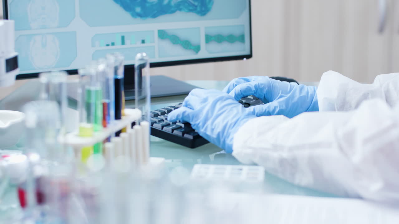 실험실에서 일하는 과학자